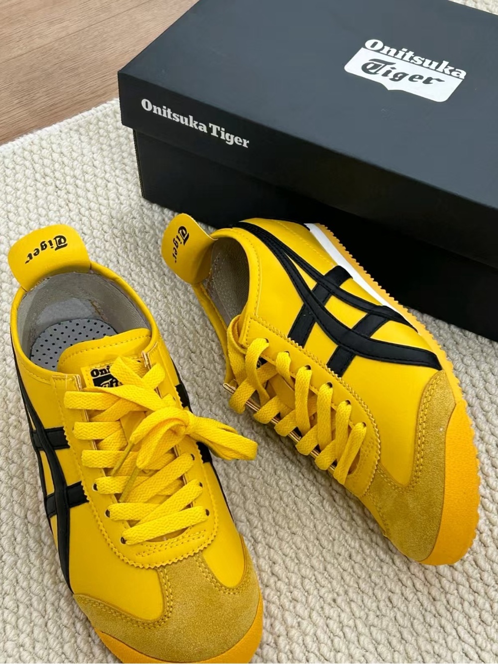 Onitsuka Tiger  Mexico 66  Womenr Sneakers - Yellow with Black Stripes